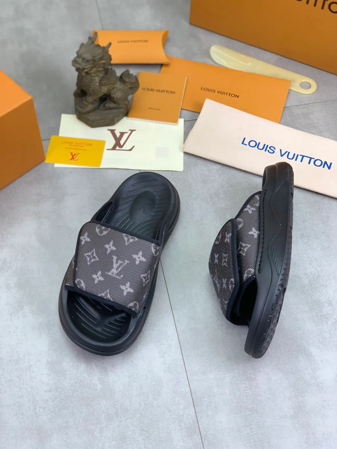 Men's shoes 💰P320💰【New style】🆘 Original quality 【LOUIS VUITTON】The popular Louis Vuitton LV men's slippers on the official website are on sale simultaneously! Original fabric imported from Italy. Original bottom provided by the original factory. Number of yards: 38-44 (customized to 45). Multiple colors to choose from. Fully packaged drawer box.